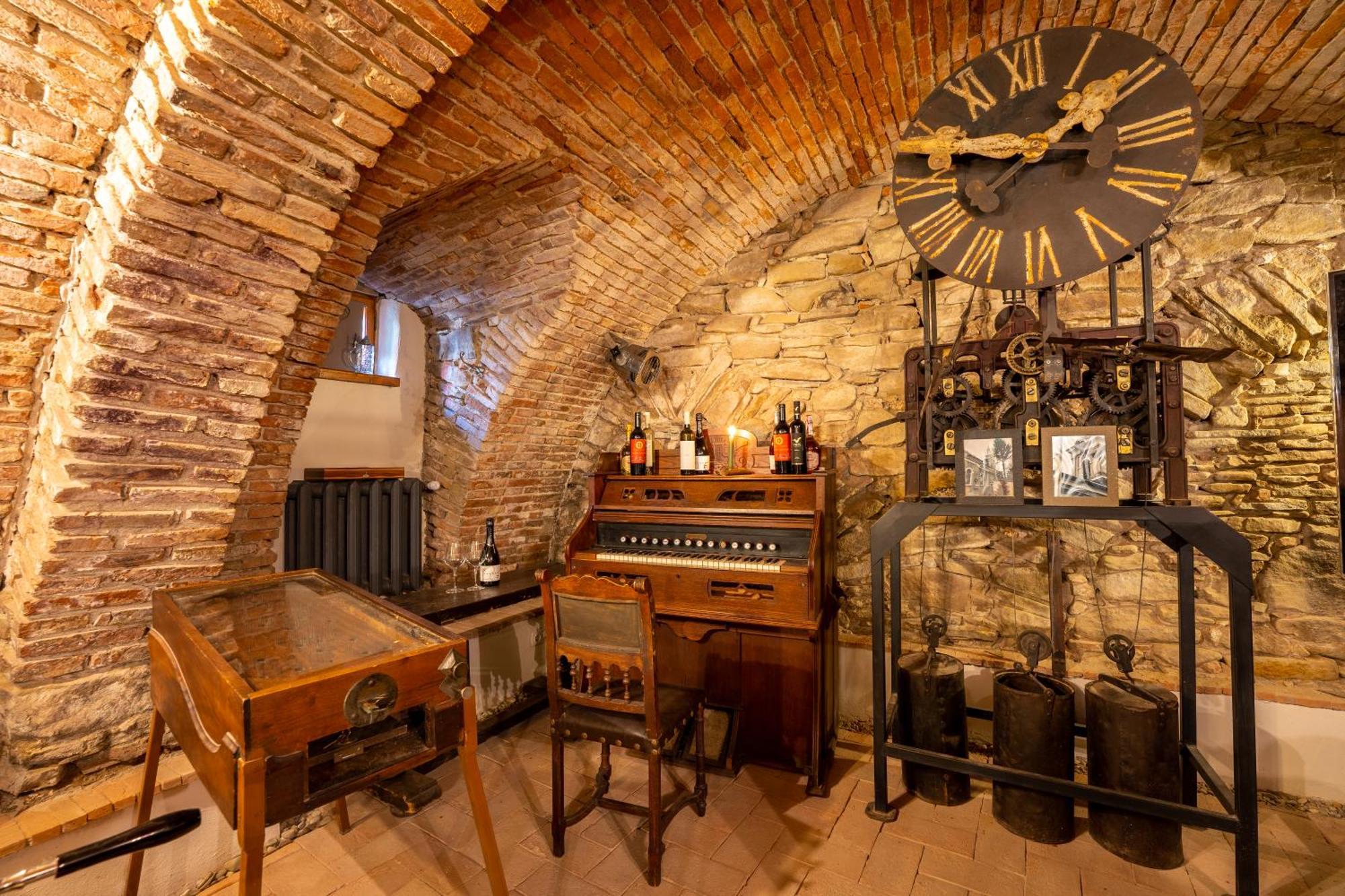 סיגישוארה The Throne - M Museum Hotel מראה חיצוני תמונה